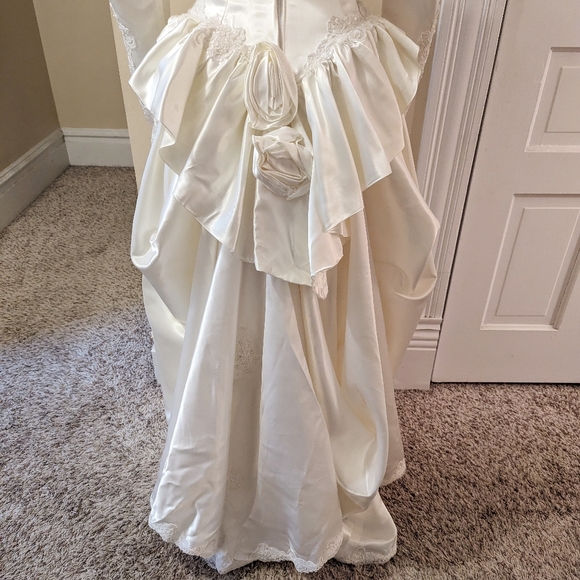 Vintage 80s wedding dress. High neck, long sleeve, size 0. - Picture 6 of 9